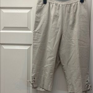 ❤️3 for $15!❤️ 
Liz & Me Cream Capris